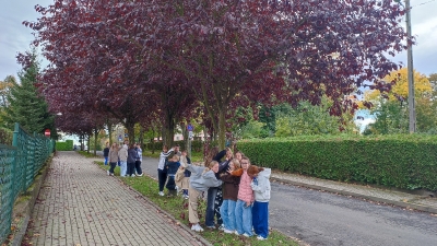 PRZYTUL SIĘ DO DRZEWA