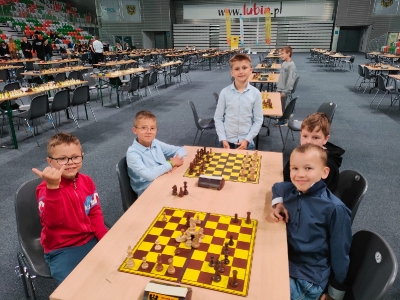 Debiut „Trójkowych” szachistów w dolnośląskim turnieju