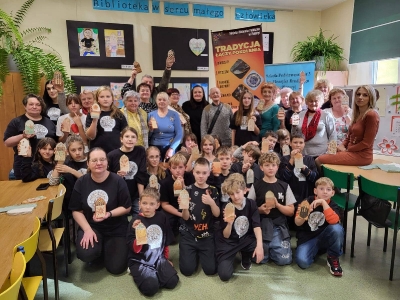 Warsztaty mineralogiczne w szkolnej bibliotece