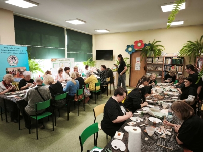 Warsztaty mineralogiczne w szkolnej bibliotece