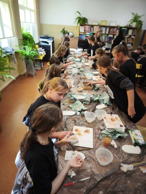 Warsztaty mineralogiczne w szkolnej bibliotece