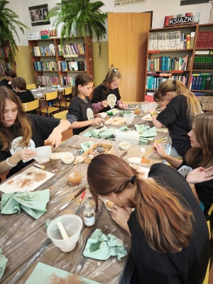 Warsztaty mineralogiczne w szkolnej bibliotece