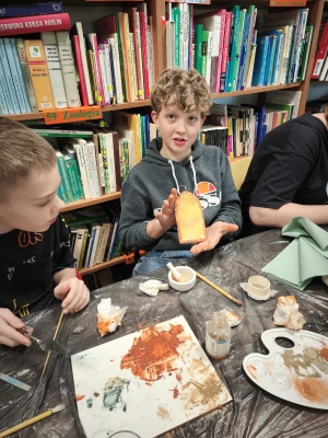 Warsztaty mineralogiczne w szkolnej bibliotece