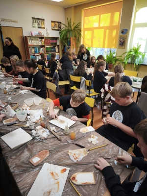 Warsztaty mineralogiczne w szkolnej bibliotece