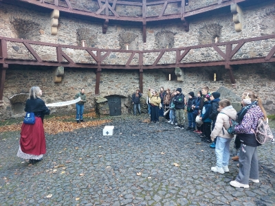 Niezwykła podróż w czasie - Odkrywanie Zamku Czocha z klasami 4a i 4c