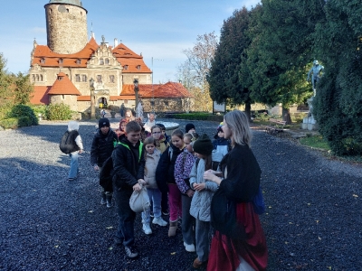 Niezwykła podróż w czasie - Odkrywanie Zamku Czocha z klasami 4a i 4c